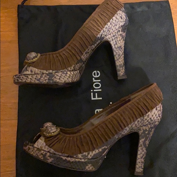 Isabella Fiore Brown Heels - Picture 3 of 11